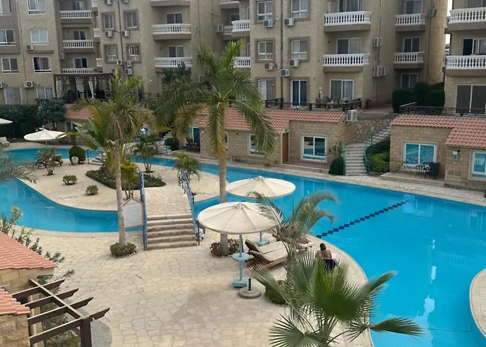 Apartment Poolside Paradise